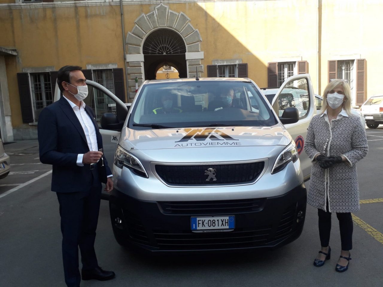 Concessionaria affida alla Protezione civile un’auto per le consegne ai bisognosi FOTO