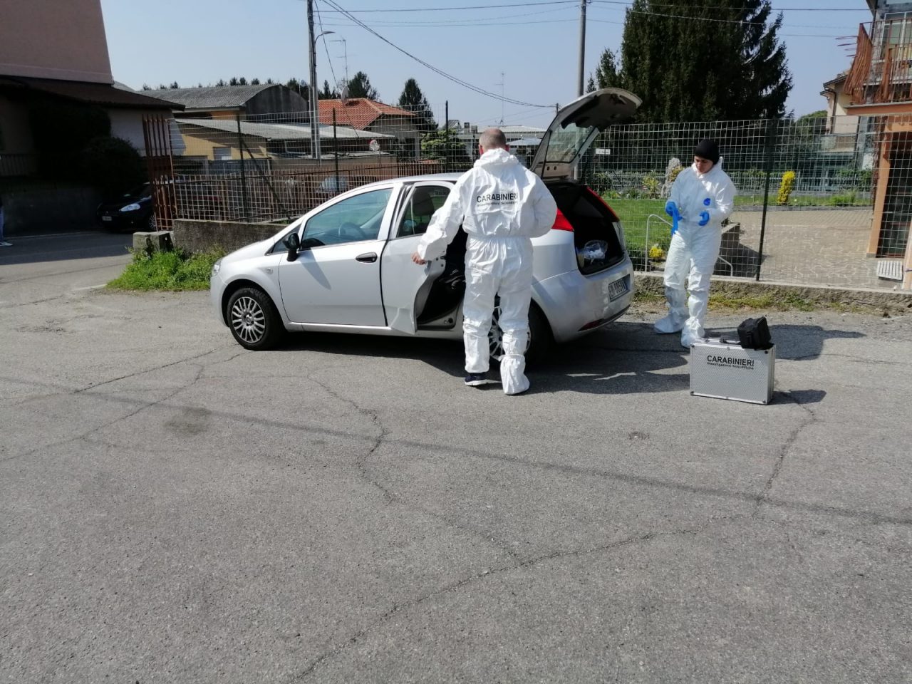 Coniugi trovati morti in casa: non si esclude l’omicidio-suicidio