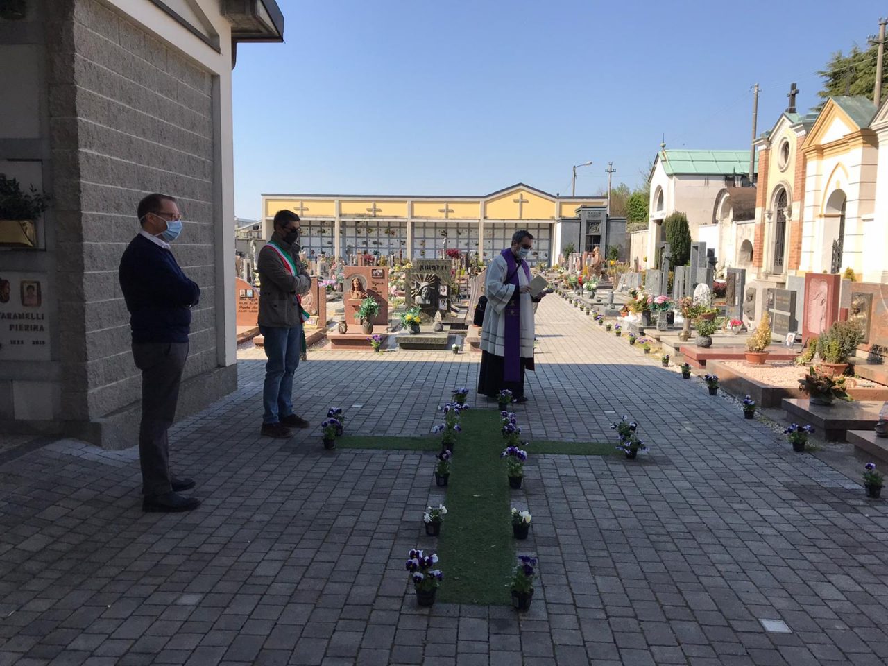 Vertemate con Minoprio omaggia i defunti in occasione di Pasqua VIDEO