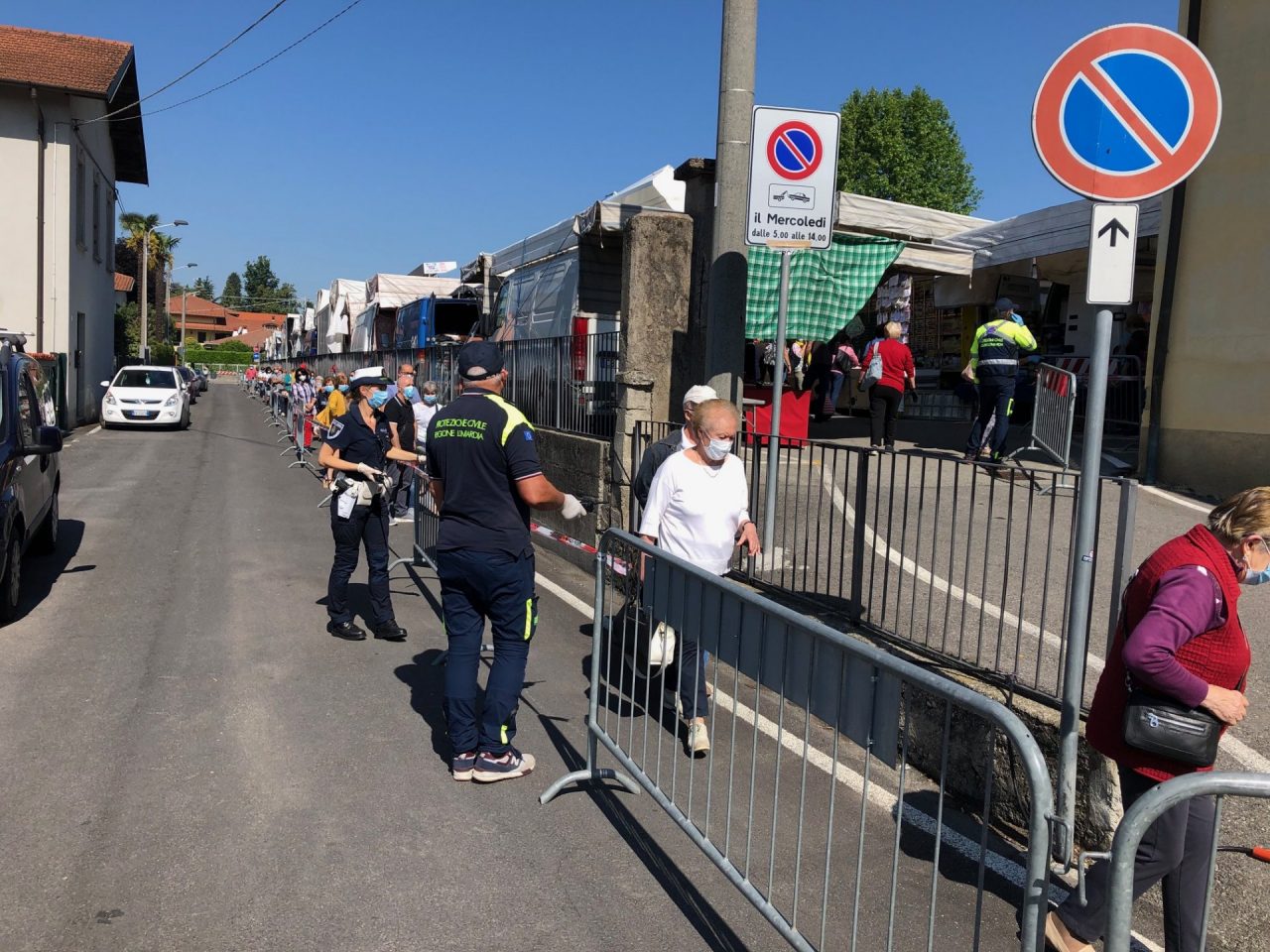 Coronavirus, lunga coda per accedere al mercato, tre clienti con febbre rimandati a casa FOTO e VIDEO
