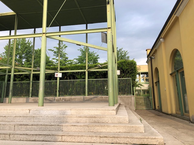 Assembramenti fuori da scuola, ragazzi multati
