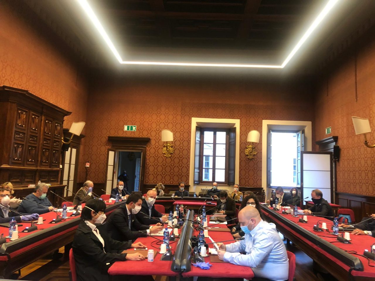 Como si ferma per don Roberto, consiglio comunale annullato. De Santis (FdI) spinge: “Via subito gli irregolari”