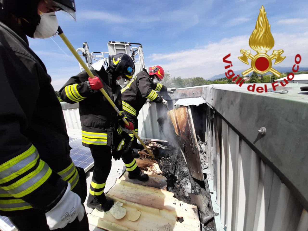 Incendio tetto di un capannone a Guanzate FOTO