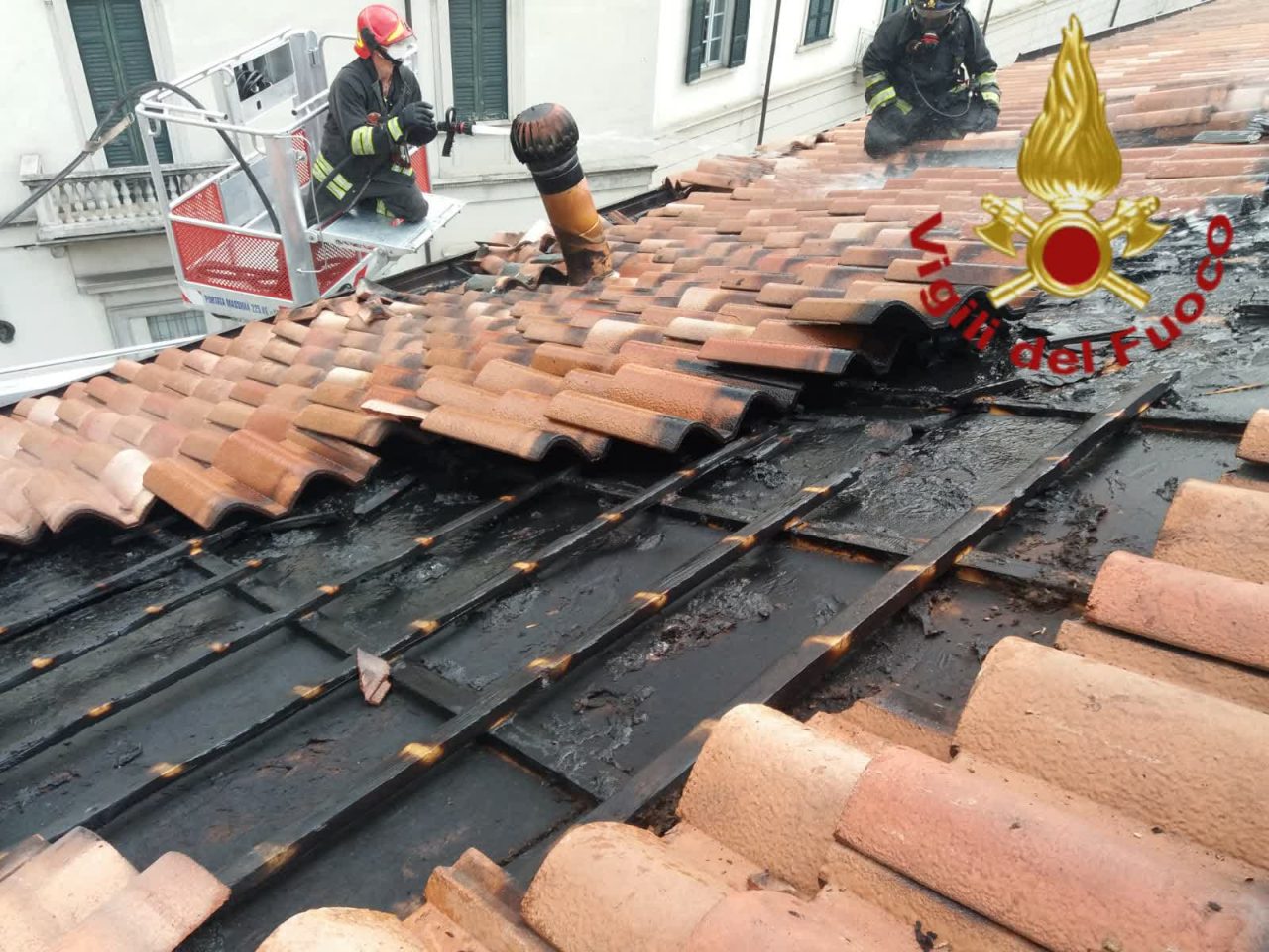 Incendio tetto in via Manzoni a Como: maxi-mobilitazione di pompieri