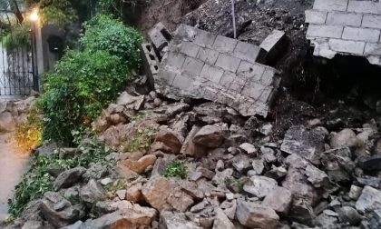 Primi danni del maltempo: crolla un muro in via Santa Marta a Como FOTO