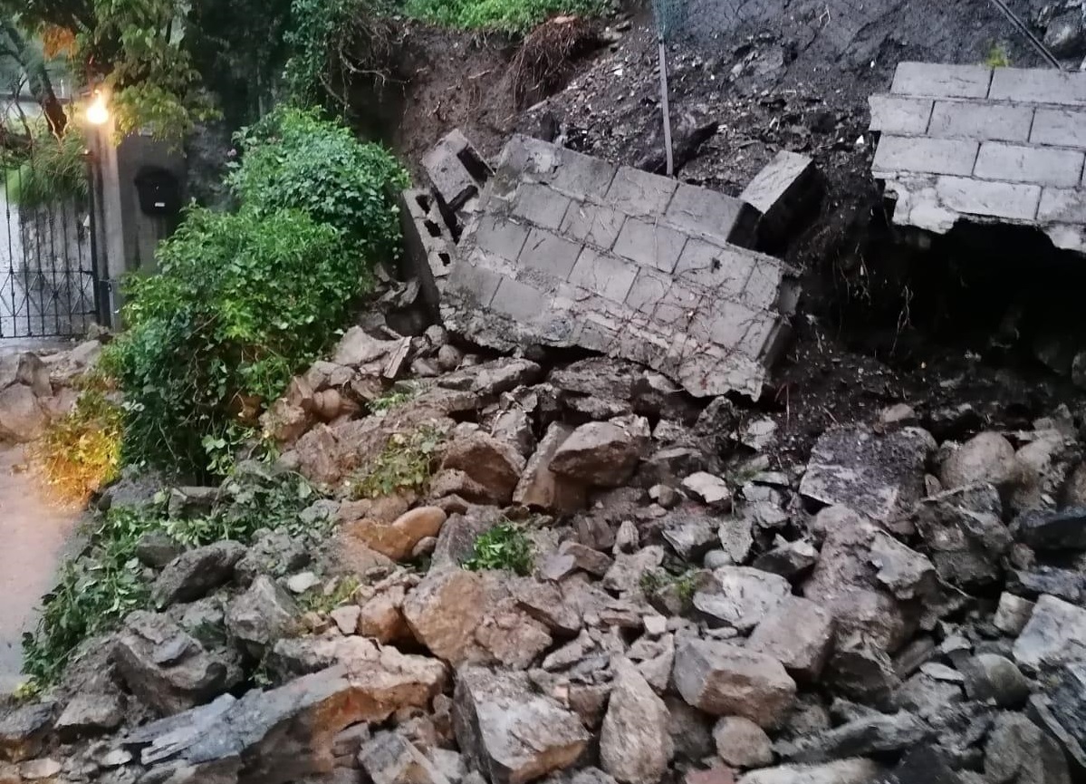 Primi danni del maltempo: crolla un muro in via Santa Marta a Como FOTO