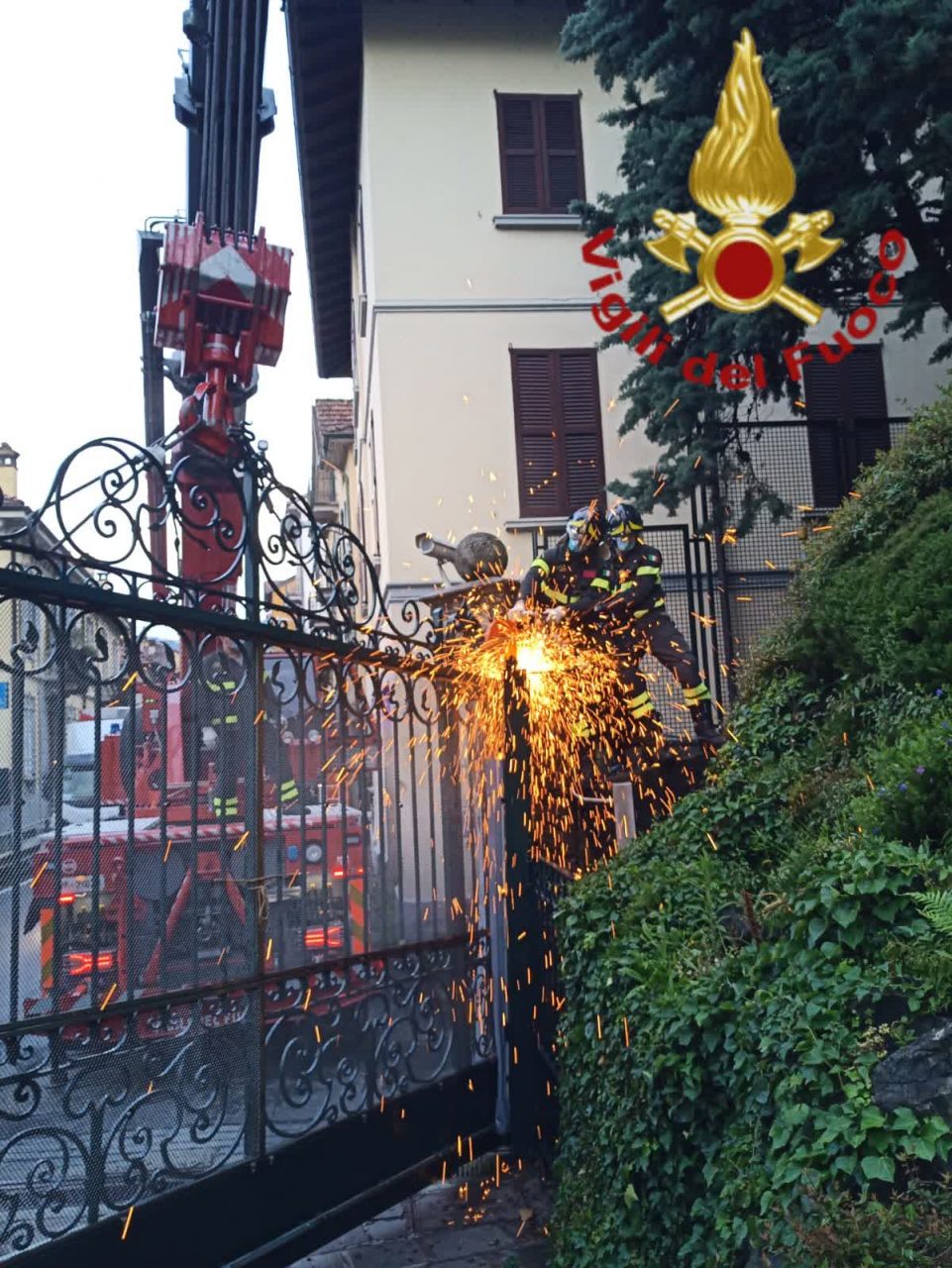 Cancello pericolante alla Rsa di Sala Comacina: messa in sicurezza dei Vigili del Fuoco FOTO