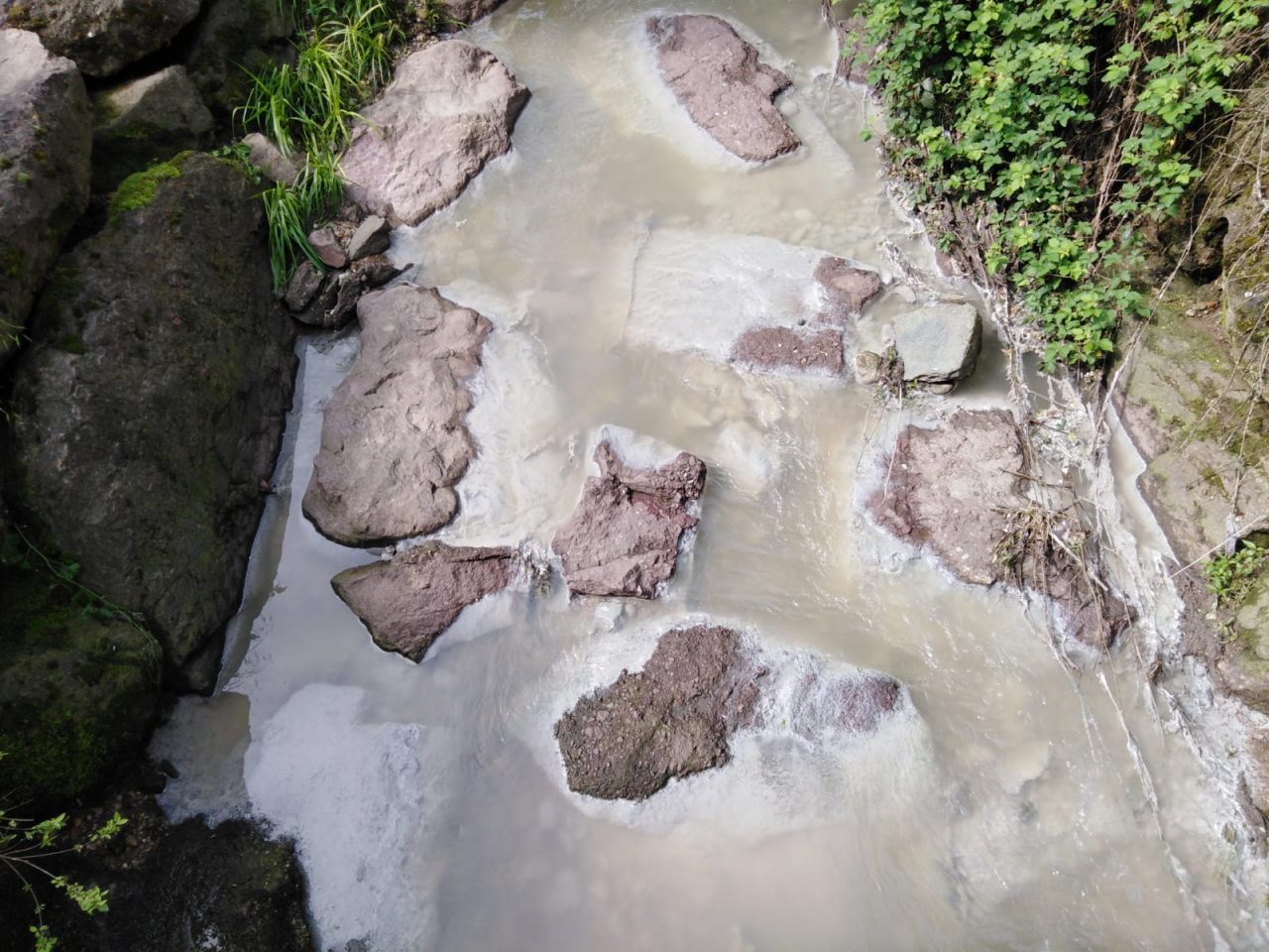Roggia Lubiana, l’acqua è bianca: allarme ad Alzate