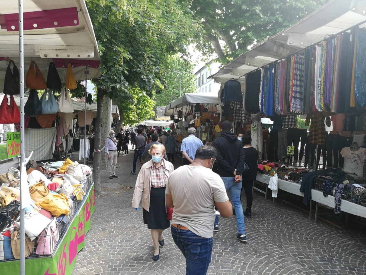 Lombardia zona rossa: si ferma il mercato mercerie di Como