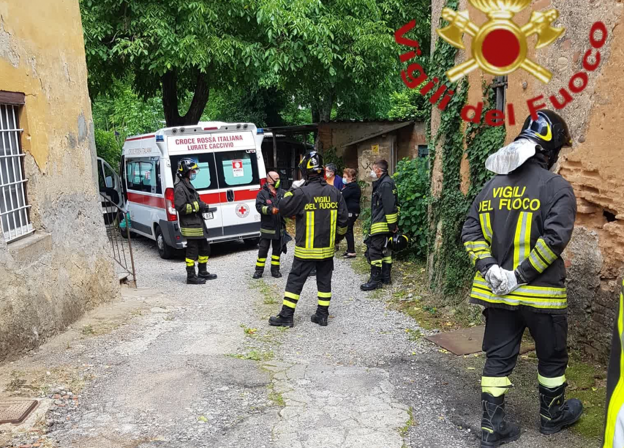 Crolla il controsoffitto: un uomo soccorso a Castelnuovo Bozzente