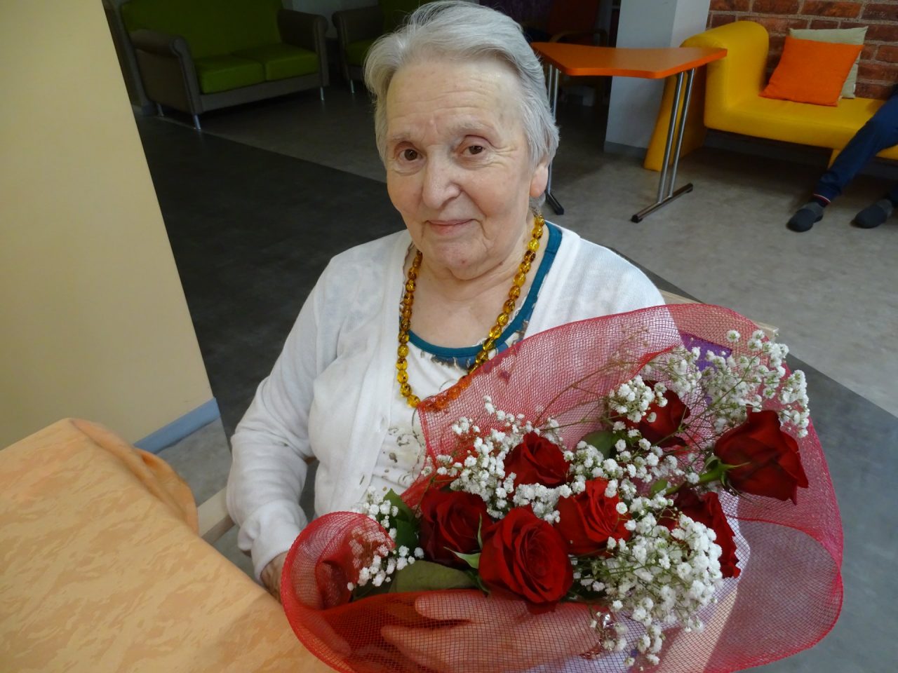 L’amore batte il Covid: dopo due mesi di attesa rivede la moglie malata di Alzheimer IL VIDEO DELL’INCONTRO