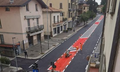 La ribellione dei commercianti di via Bellinzona: "Senza la sosta veloce, perdiamo i nostri clienti"