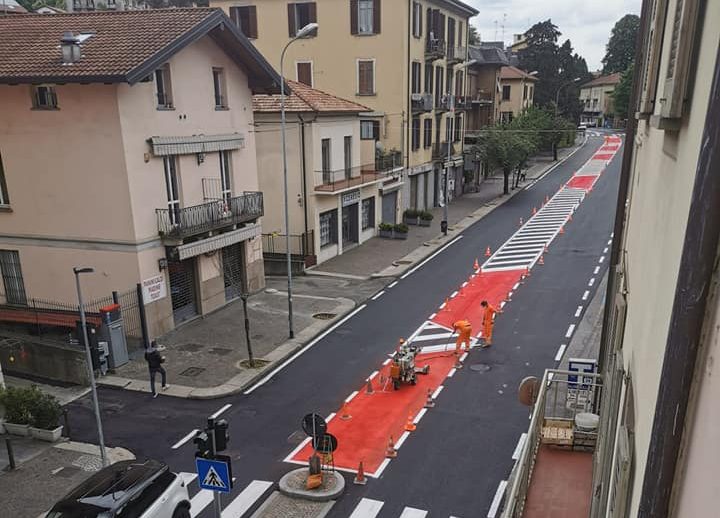 La ribellione dei commercianti di via Bellinzona: “Senza la sosta veloce, perdiamo i nostri clienti”