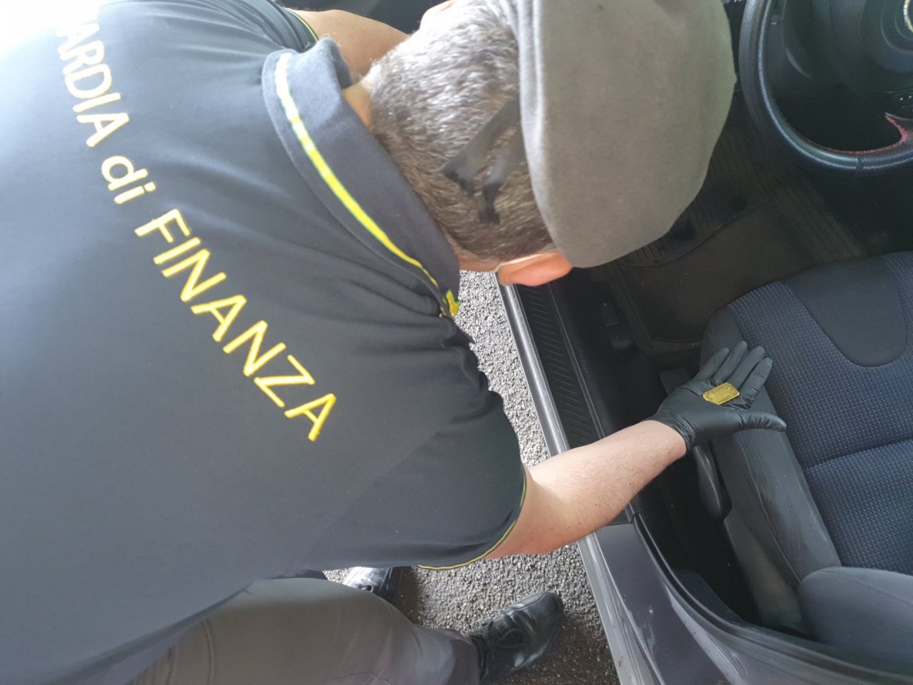 Verso la Svizzera con un lingotto d’oro e contanti ma in Italia aveva debiti con l’Erario e chiesto il reddito di cittadinanza
