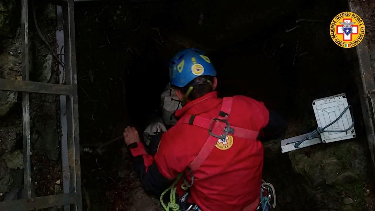 Le operazioni di recupero dello speleologo bloccato in grotta