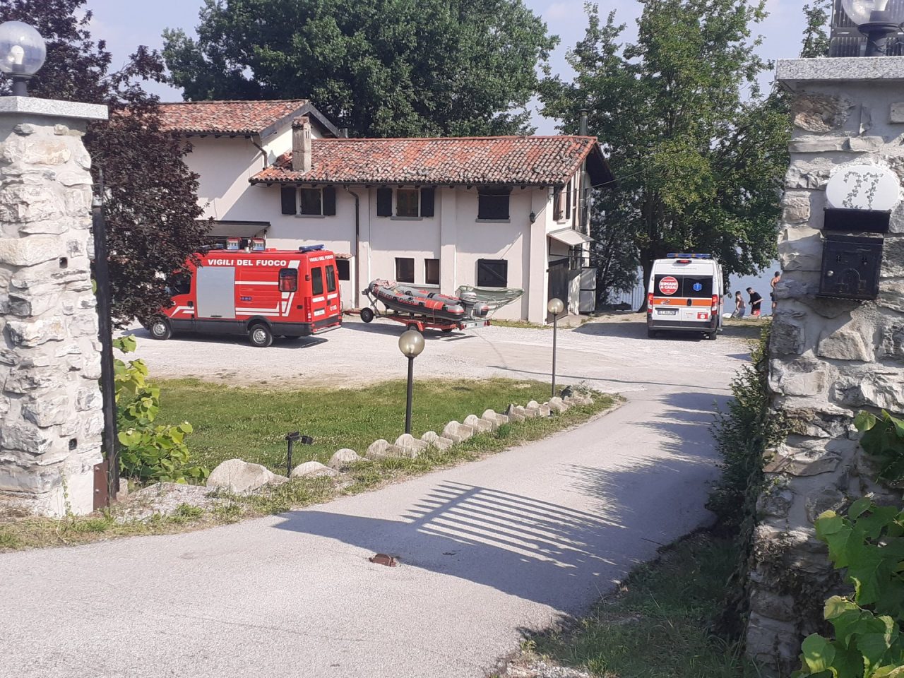 Si tuffa nel lago e ha un malore: tragedia sfiorata a Pusiano