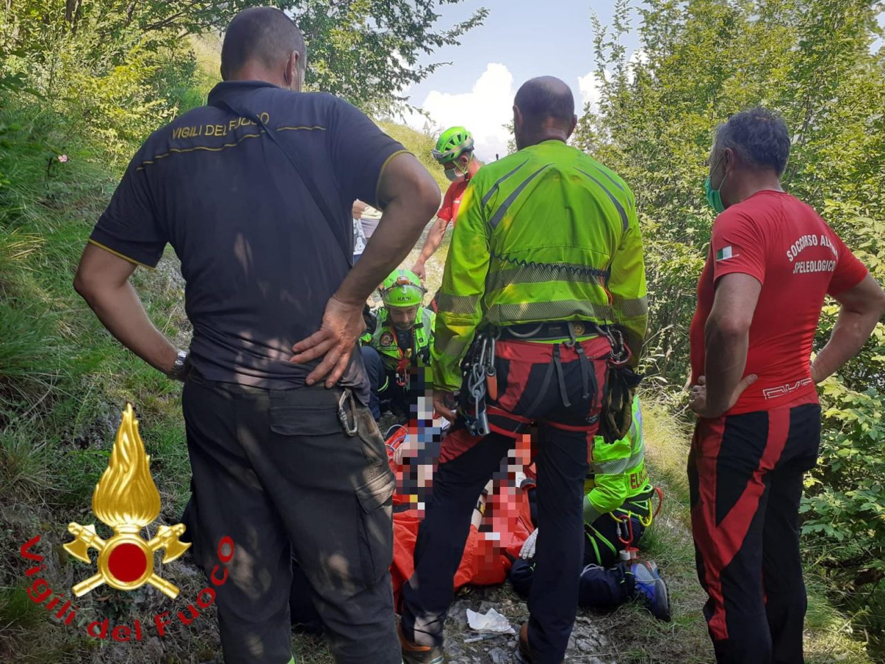 Paura a Griante: giovane precipita mentre percorre una stradina sterrata e vola giù da un dirupo