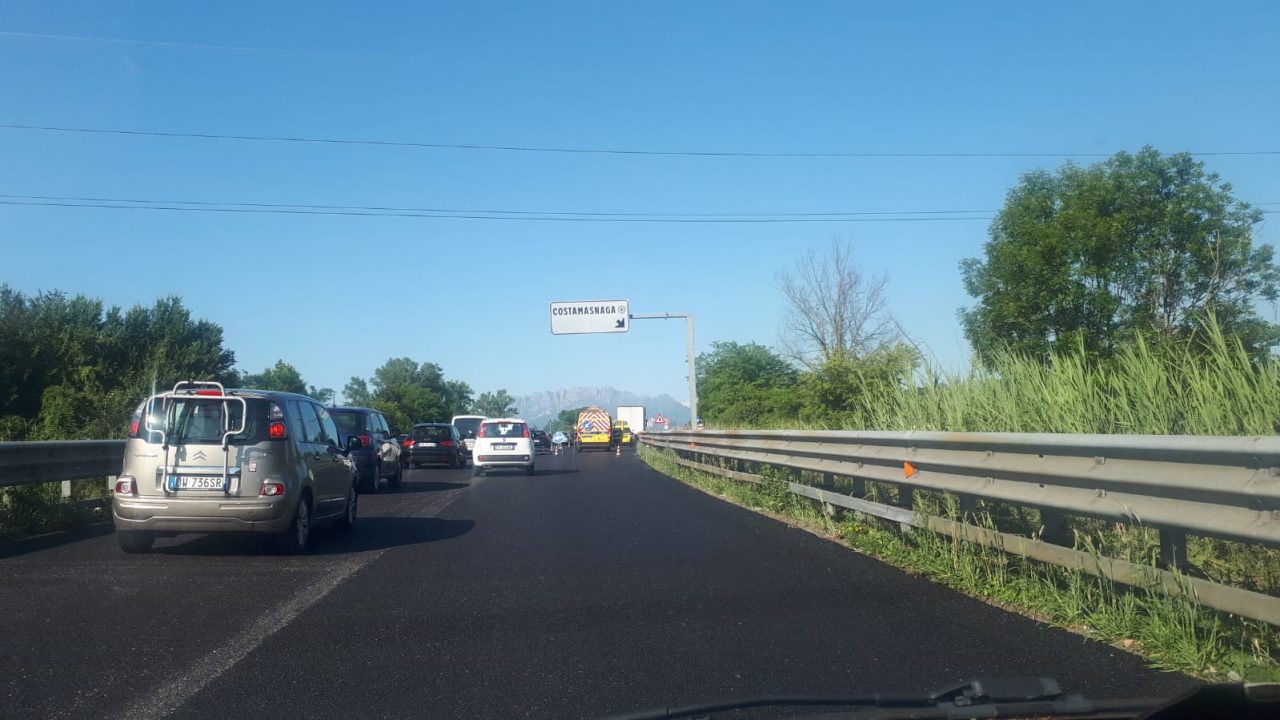 Camion fermo in Statale 36, traffico in tilt