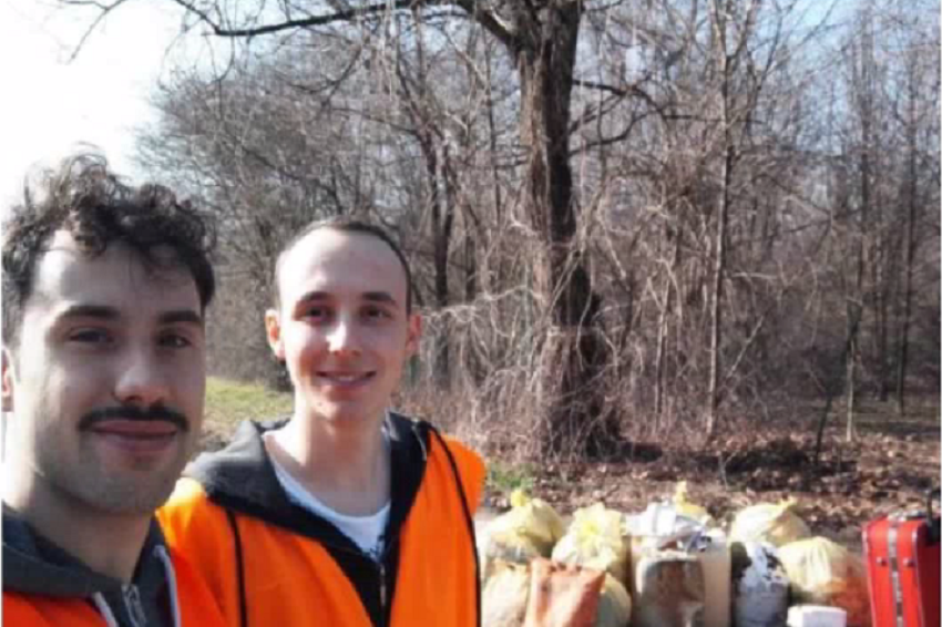 Rifiuti in strada a Carimate: Federico e Matteo puliscono la sporcizia