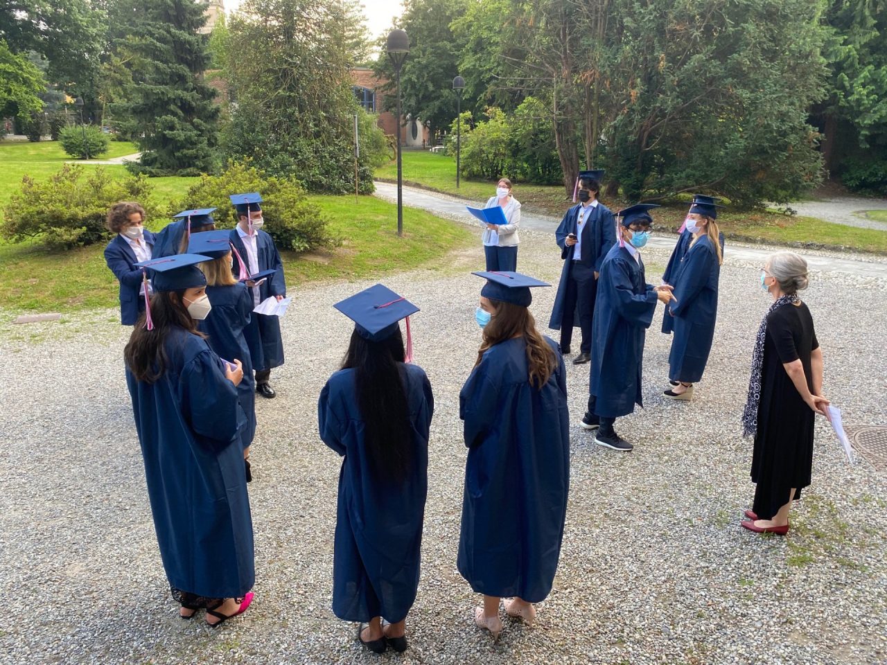 Primi diplomati all’International School of Como: festa (a distanza) al parco di Fino Mornasco