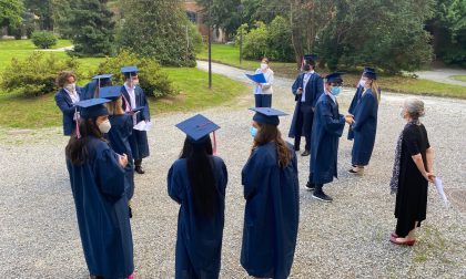 Primi diplomati all'International School of Como: festa (a distanza) al parco di Fino Mornasco