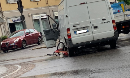 Giovane ciclista investito a Cantù