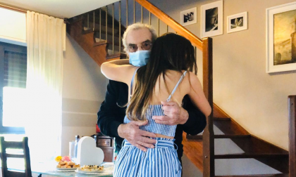 Pensionato batte il coronavirus: l'abbraccio con la nipote dopo la guarigione