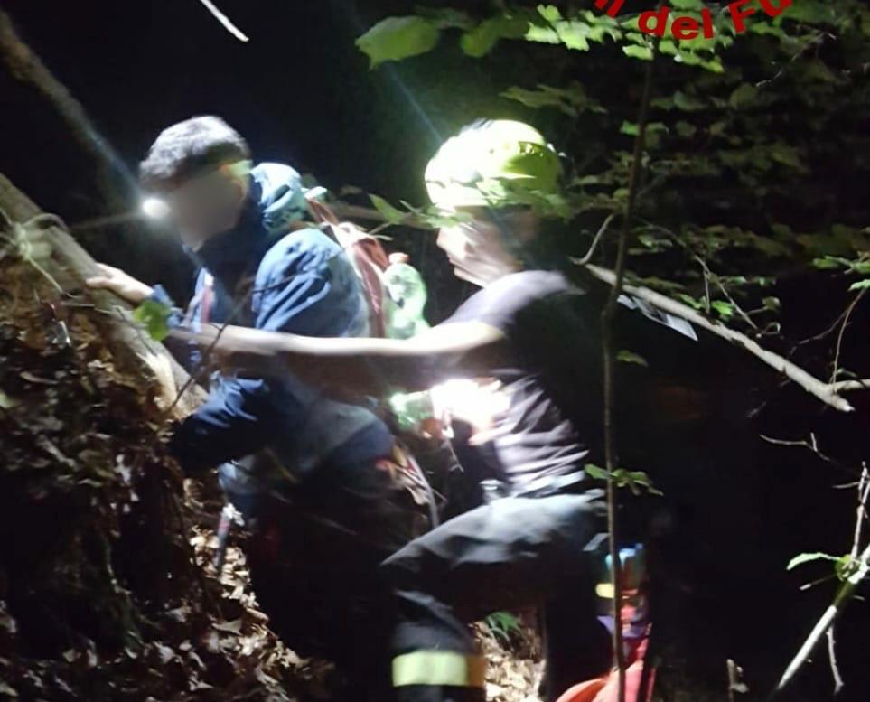 Coppia di escursionisti si perde nel bosco, trovati nella notte FOTO