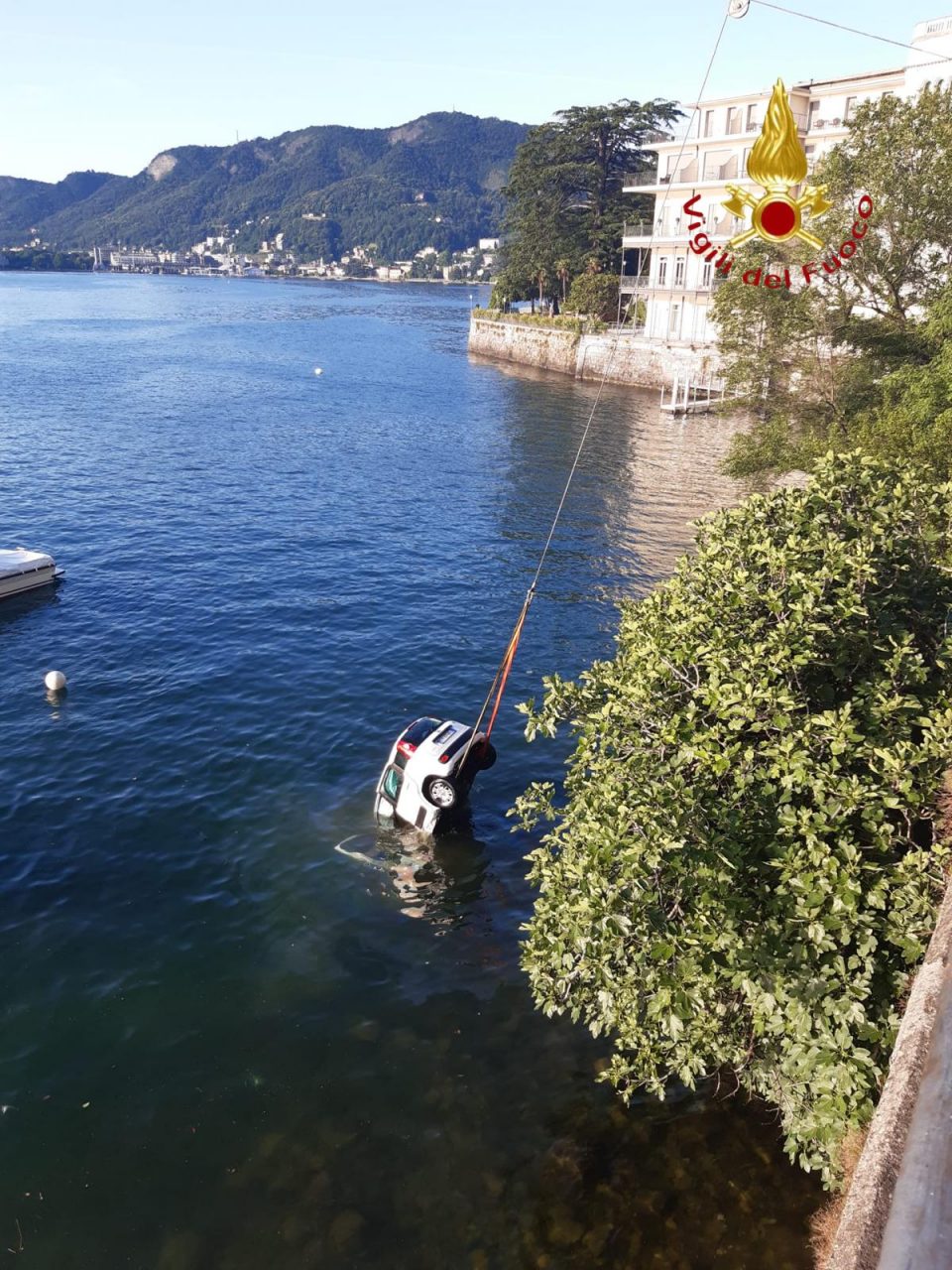 Tragedia a Como, fuori strada in via per Cernobbio e finisce nel lago: morta una 24enne FOTO