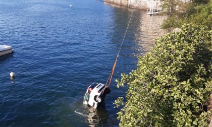 Tragedia a Como, fuori strada in via per Cernobbio e finisce nel lago: morta una 24enne FOTO