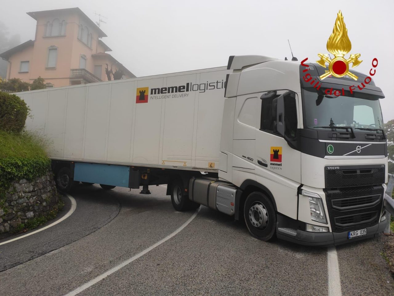 Tir incastrato a Civenna: traffico bloccato FOTO