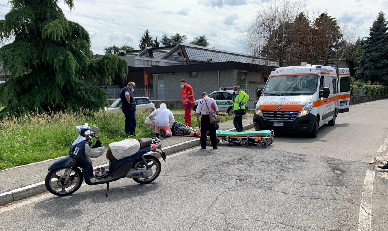 Cade in scooter a Caccivio: ferita una donna di 58 anni
