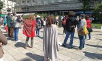 In 200 in piazza Cavour per i diritti dei senzatetto: "Como ha volontari ma anche tante case vuote: basta ai portici"