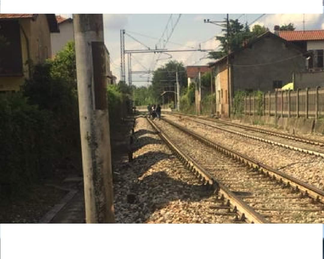 Ragazzi sui binari per scattarsi selfie, allarme a Mozzate
