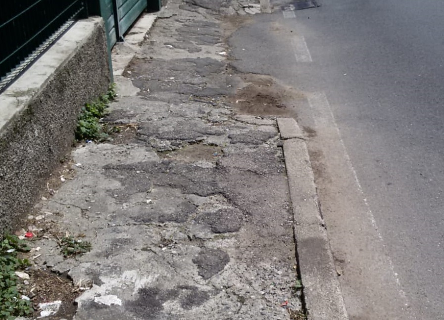 Anziana cade e si frattura la caviglia. La figlia: “Il marciapiede di via Brogeda è osceno, pericoloso per tutti”