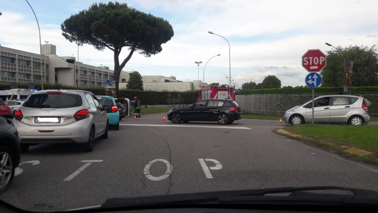 Ancora un incidente alla rotonda dell’Iper di Grandate