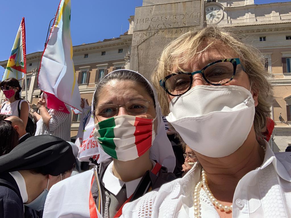 La senatrice erbese Erica Rivolta presente alla manifestazione delle scuole private davanti a Montecitorio