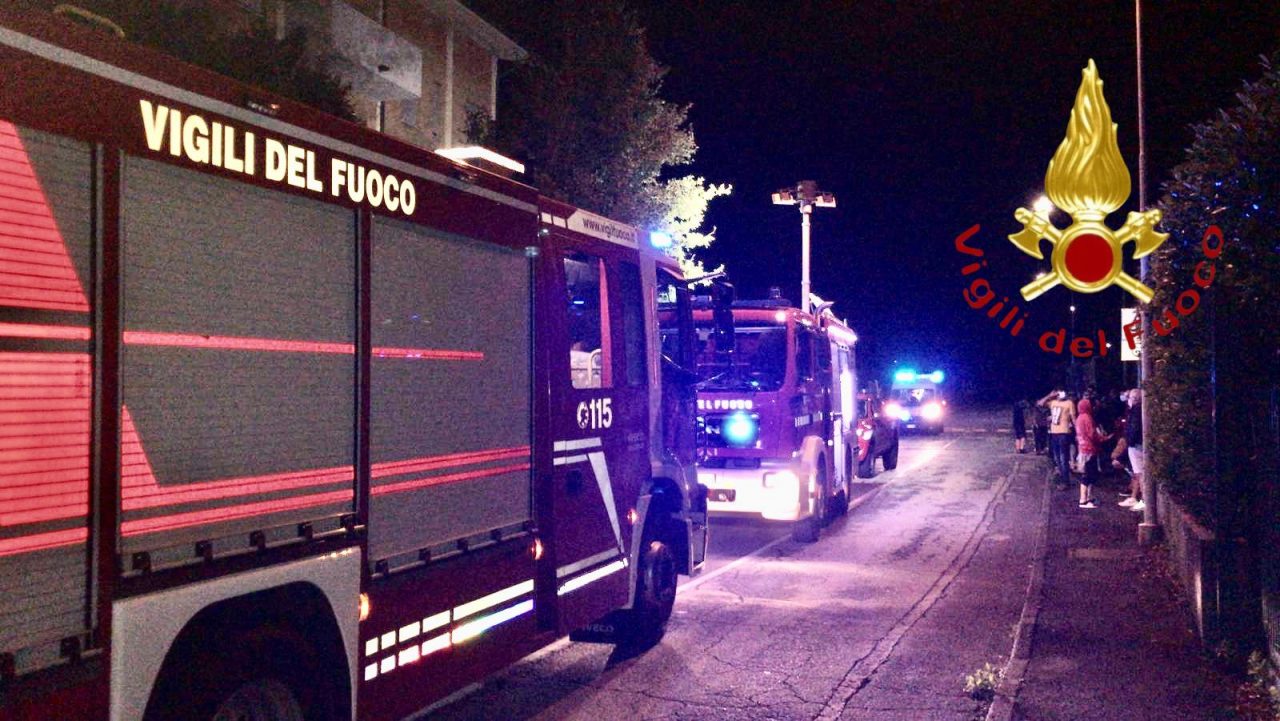 Incendio ad Arosio fiamme in uno scantinato: evacuato l’edificio
