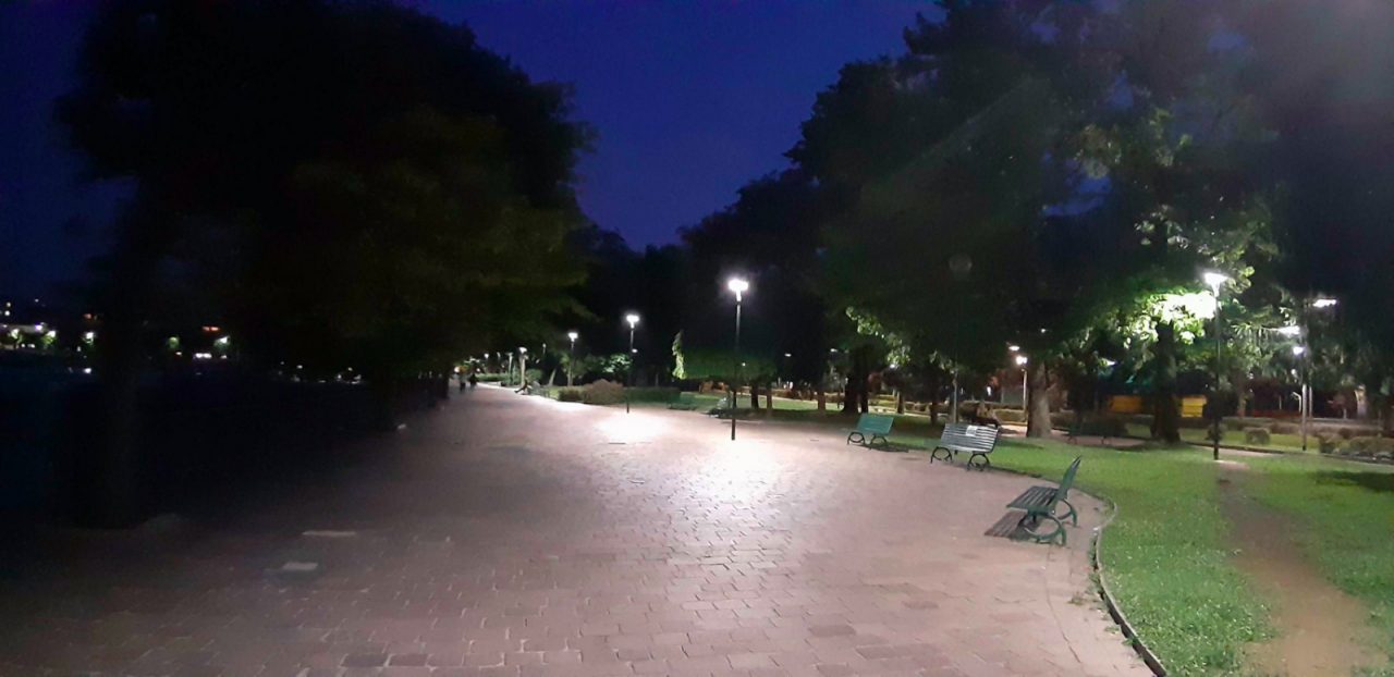 Nuova illuminazione sul lungolago Mafalda di Savoia: lavori terminati ma i vecchi pali verranno rimossi “a breve”