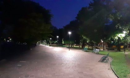 Nuova illuminazione sul lungolago Mafalda di Savoia: lavori terminati ma i vecchi pali verranno rimossi "a breve"