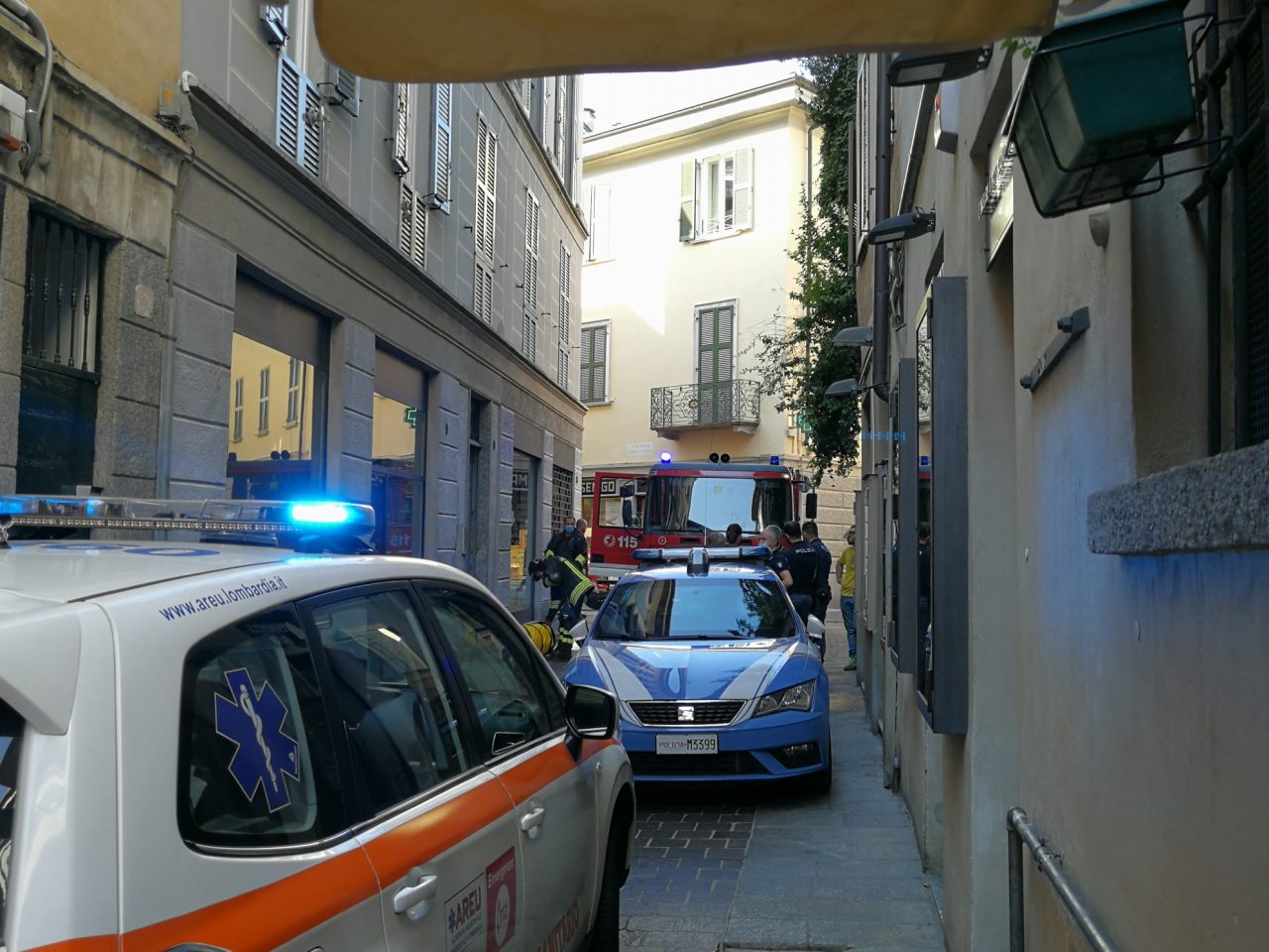 Tagliano il cavo sbagliato: piccola esplosione a Como FOTO