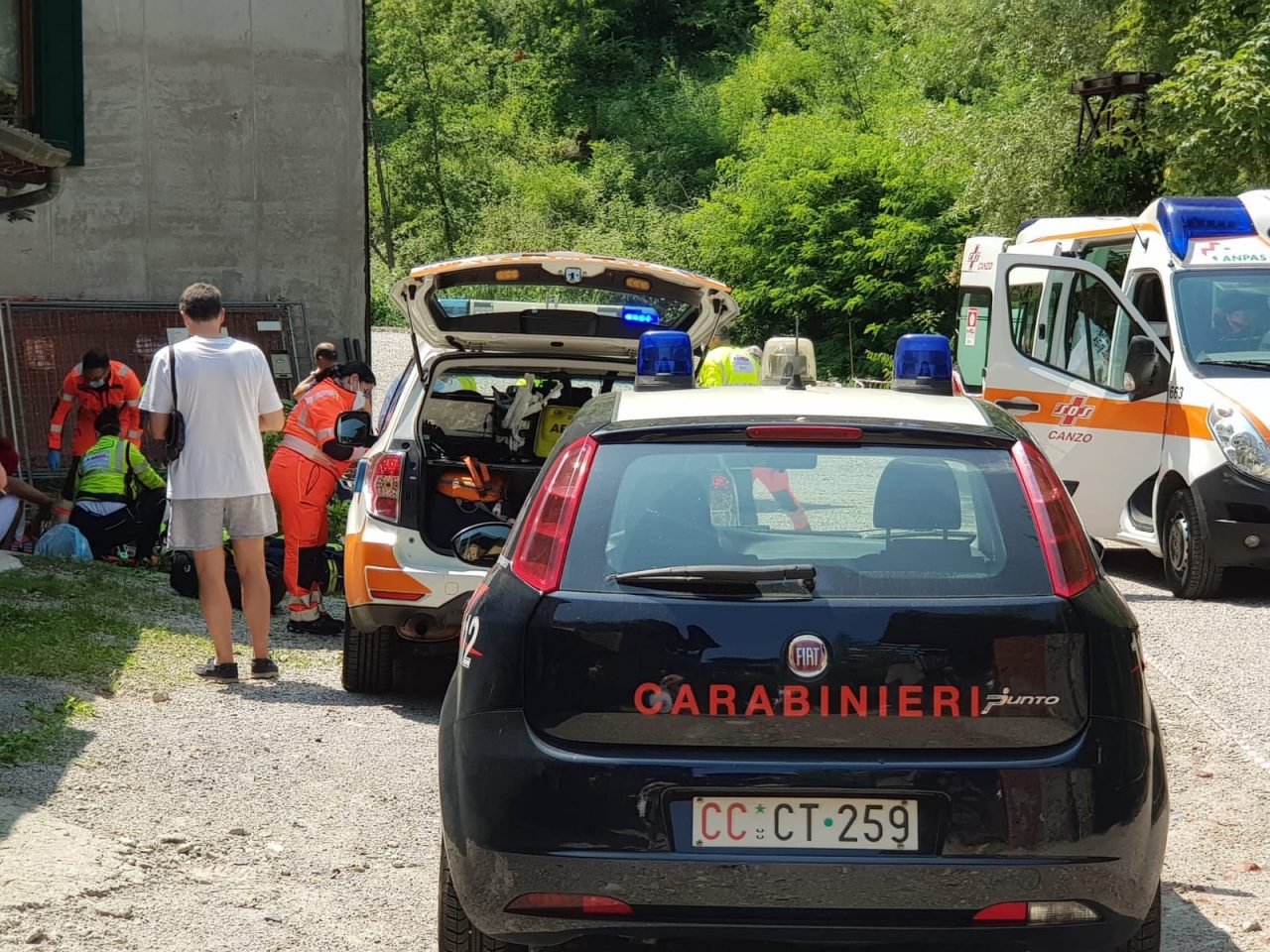 Bimbo cade dal tetto di un box: arriva l’elisoccorso a Ponte Lambro