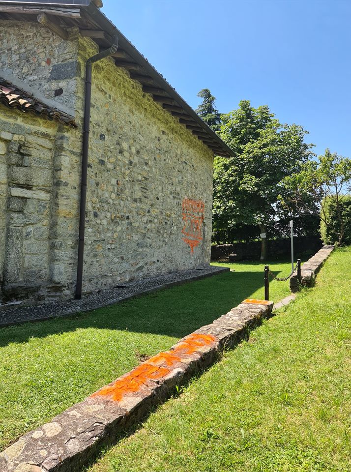 Vandali ad Albavilla imbrattano il Santuario della Madonna di Loreto