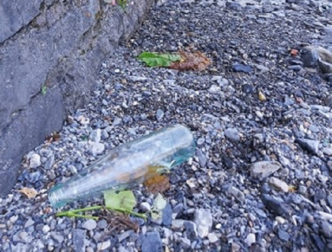 Degrado alla spiaggetta di Faggeto Lario: “Tutto sporco, meglio tornare a casa”