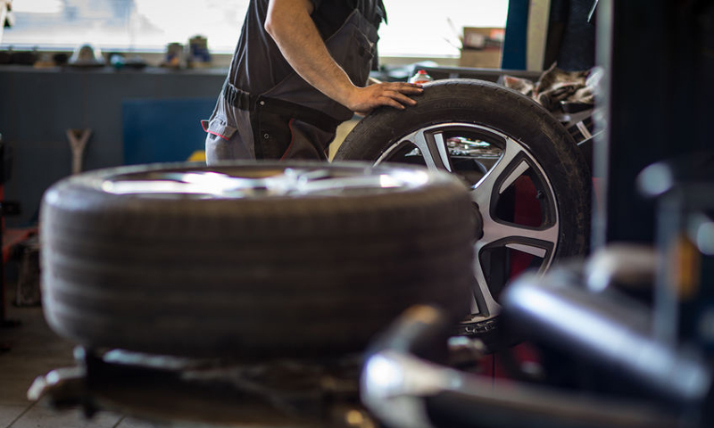Ladri di gomme: rubati pneumatici e cerchioni a un’auto parcheggiata