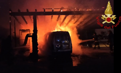 Incendio a Cantù: un furgone divorato dalle fiamme