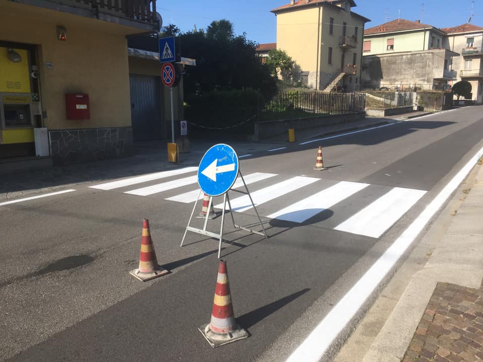 A Lipomo si rifà la segnaletica orizzontale: lavori in corso
