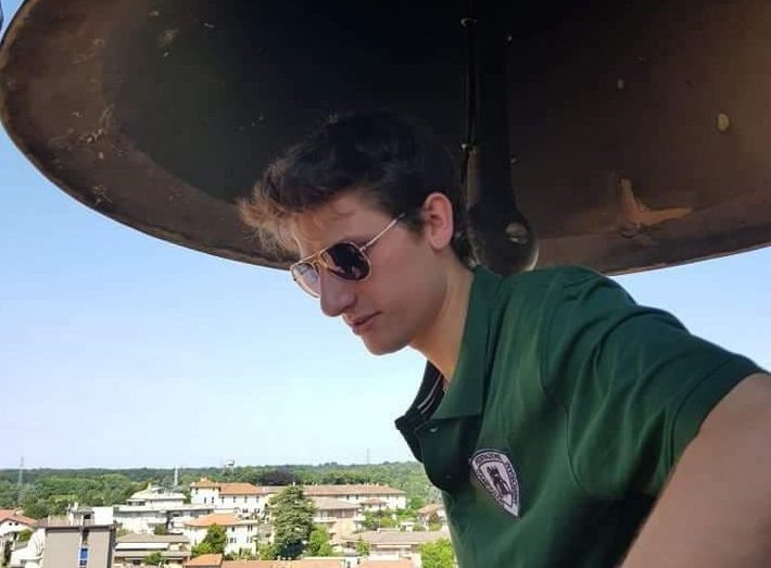 Un giovane campanaro in alto al campanile di Arosio