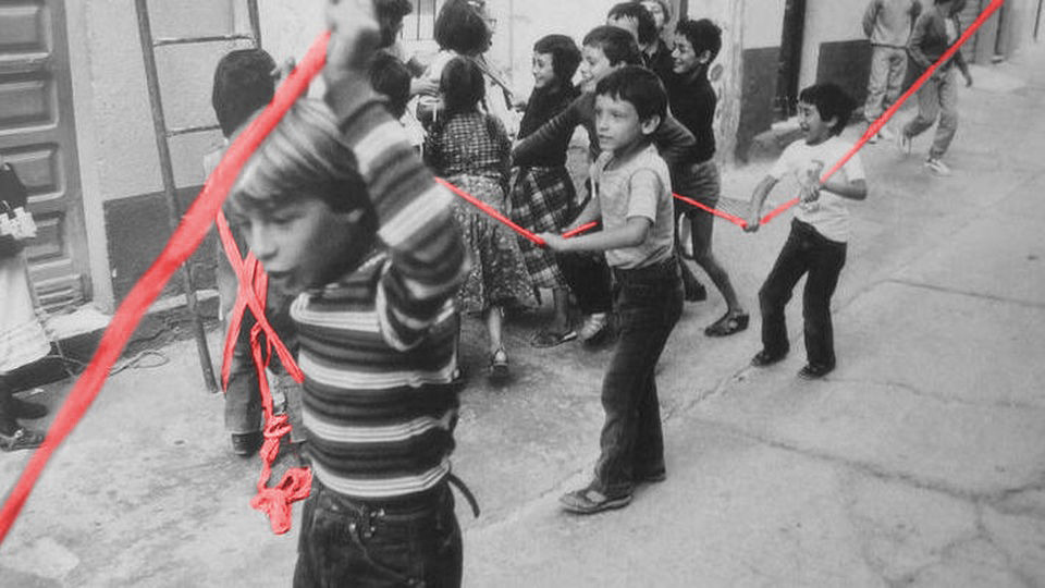 Una ribellione teatrale: Luminanda non si arrende, flash mob con abbraccio alla città per il Chiostrino Artificio