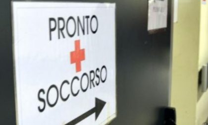 Litigano, danneggiano le auto in sosta e in Pronto soccorso aggrediscono i medici